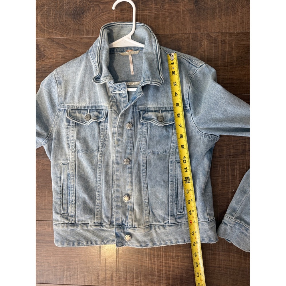 Free People Denim Jean Jacket Light Wash Distressed Button Front XS - Picture 7 of 7
